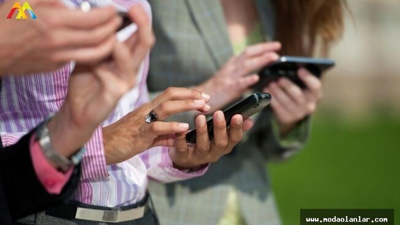 Cep Telefonunun Gözlere Verdiği Zararları Engellemek İçin...