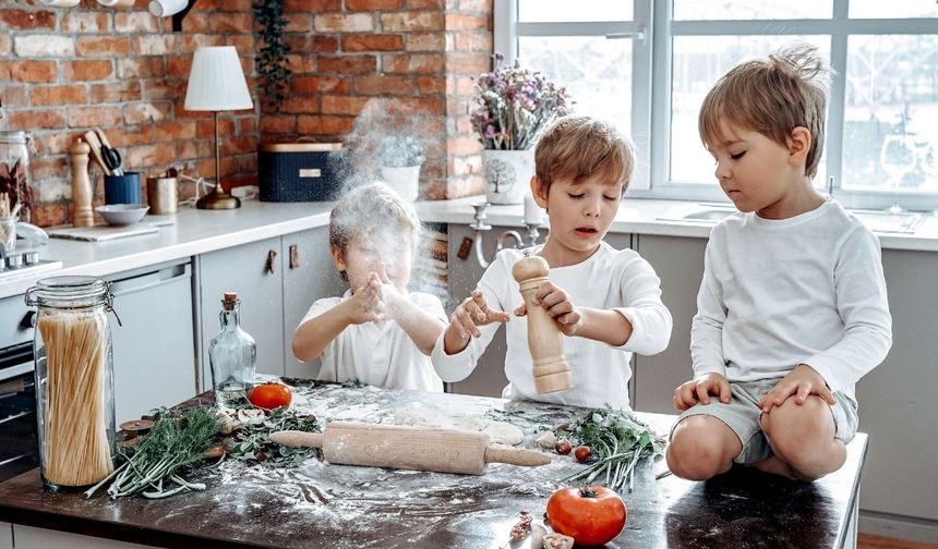 Yemek yapmayı oyunla öğrenen minik şefler